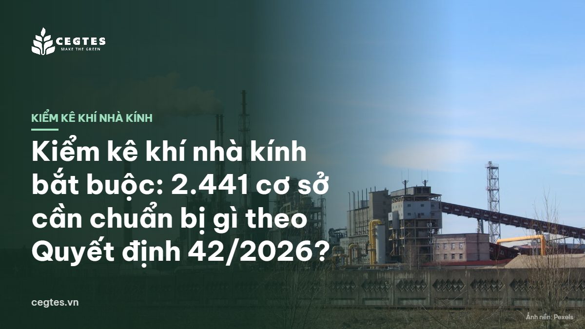 Nhà máy công nghiệp có ống khói phát thải, minh họa cơ sở phải kiểm kê khí nhà kính
